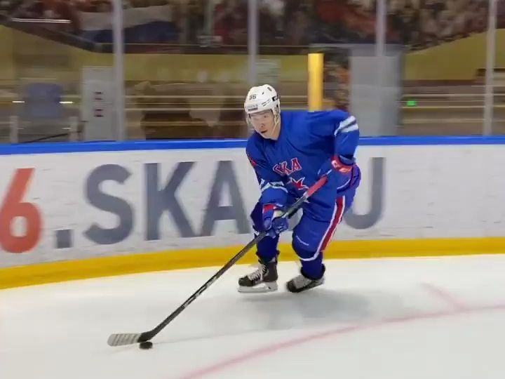 冰球球员突破自我,表现堪称完美 冰球球员突破自我,表现堪称完美