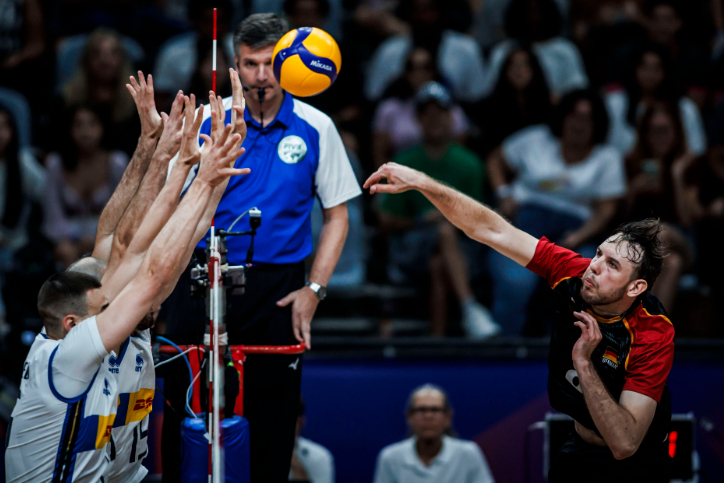 韩国队横扫波兰队，奥恰洛夫统治全场