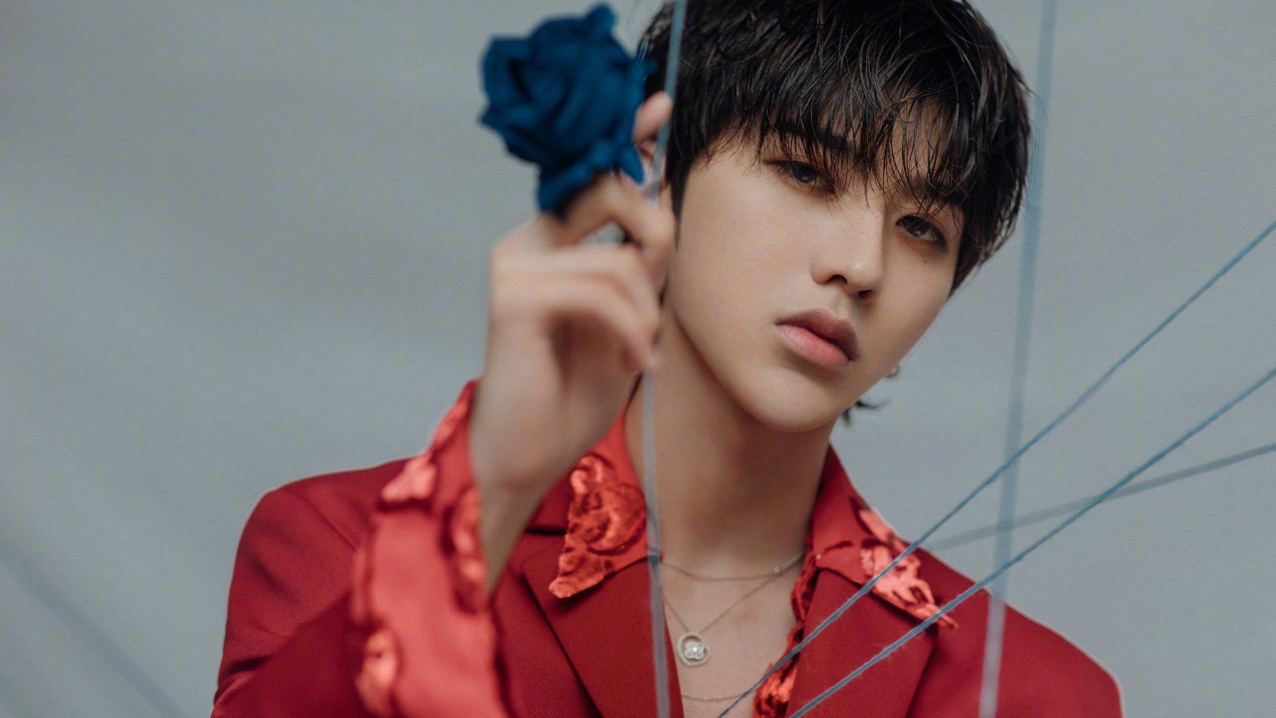 爱游戏官方-绿茵场与羽毛球场，两种奇迹，同一种人类体育精神的闪耀瞬间